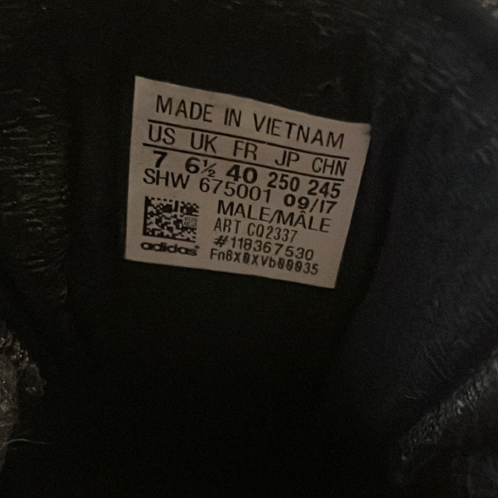 These are fairly worn adidas sneakers - Picture 6 of 6